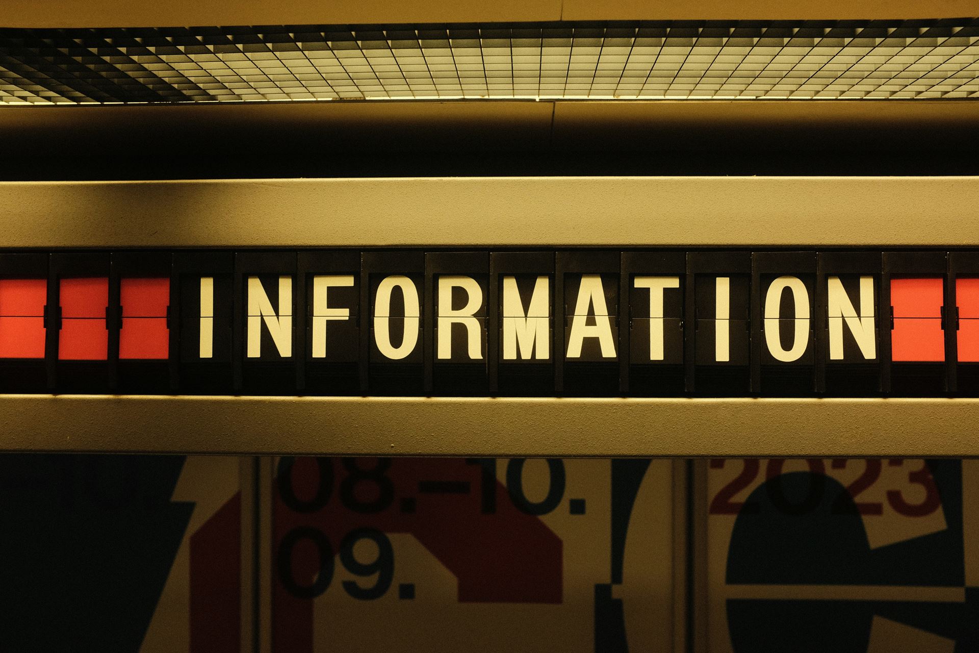 Information sign with red squares on either side